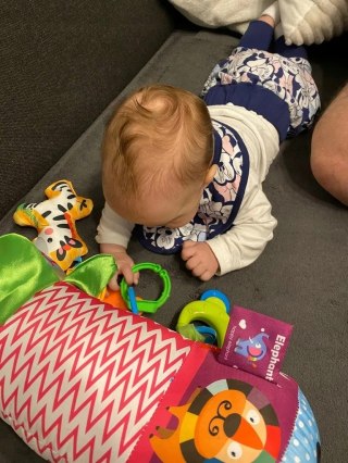 Pluszowy Walec Stabilizacyjny Z Grzechotkami Różowy – Nauka Raczkowania